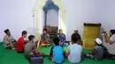 Jamaah Aboge (Alif Rebo Wage) mengumandangkan takbir di Mushalah Al-Barokah di Desa Leces, Kecamatan Leces, Probolinggo, Jatim, Selasa (29/7/2014). (ANTARA FOTO/Adhitya Hendra)