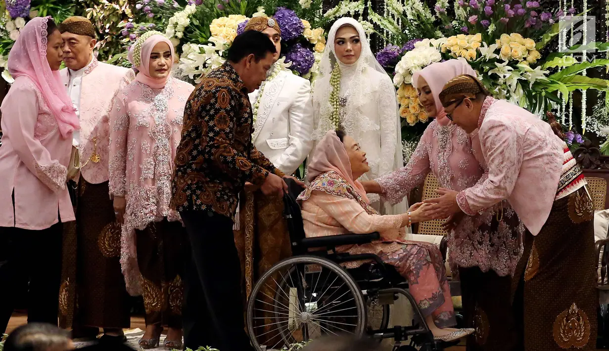 Ibu Sinta Nuriyah Wahid memberikan selamat kepada Ketua MPR Zulkifli Hasan saat Acara pernikahan Ray Zulham Farras Nugraha dengan DR. Milka Anisya Norosiya yang merupakan Anak Ketua MPR, di Jakarta, Minggu (24/9). (Liputan6.com/Johan Tallo)