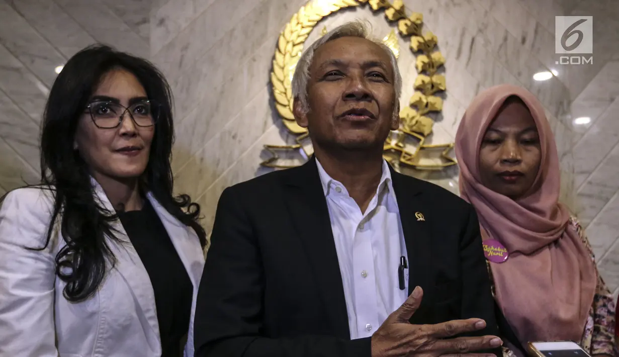 Wakil Ketua DPR Agus Hermanto, Anggota DPR Rieke Diah Pitaloka dan Terpidana kasus pelanggaran UU ITE, Baiq Nuril memberi keterangan hasil Bamus DPR di gedung Nusantara III, Jakarta, Selasa (16/7/2019). Surat permohonan amnesti Baiq Nuril akan dibahas di Komisi III DPR. (Liputan6.com/Johan Tallo)