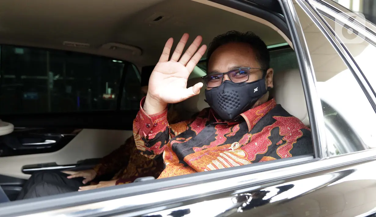 Menteri Agama (Menag) Yaqut Cholil Qoumas sesaat akan meninggalkan Gedung KPK, Jakarta, Rabu (3/3/2021). Menag Yaqut Cholil Qoumas datang untuk membahas program dan berkoodinasi terkait pencegahan korupsi di lingkungan Kementerian Agama (Kemenag). (Liputan6.com/Helmi Fithriansyah)
