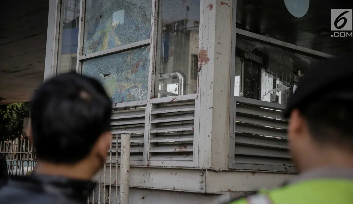 Halte Bus TransJakarta di Kampung Melayu, Jakarta Timur rusak, akibat ledakan bom, Kamis (26/5). Kaca-kaca halte Transjakarta pecah dan bercak darah dari korban ledakan bom terlihat menempel di halte. (Liputan6.com/Faizal Fanani)