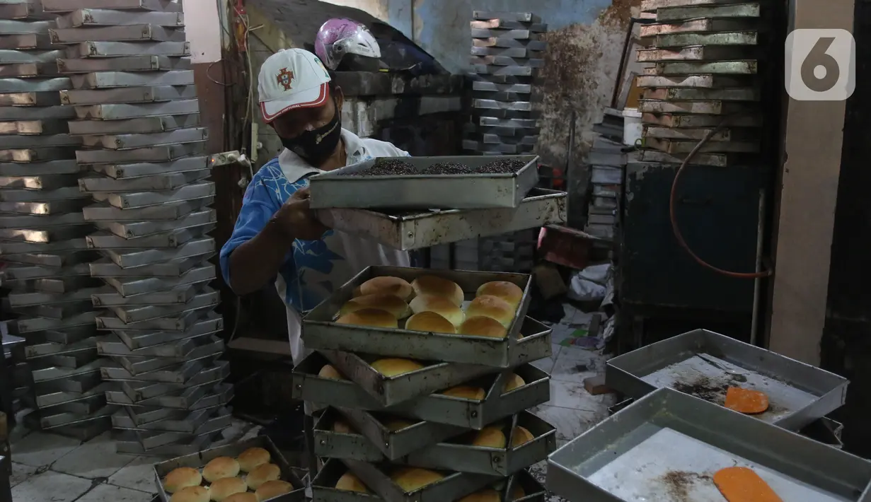 Pekerja menyelesaikan pembuatan roti skala rumahan di kawasan Bendungan Hilir, Jakarta, Selasa (22/6/2021). Menteri Koordinator Perekonomian Airlangga Hartarto mencatat realisasi penyaluran Kredit Usaha Rakyat (KUR) mencapai Rp111,99 triliun hingga 14 Juni 2021. (Liputan6.com/Angga Yuniar)