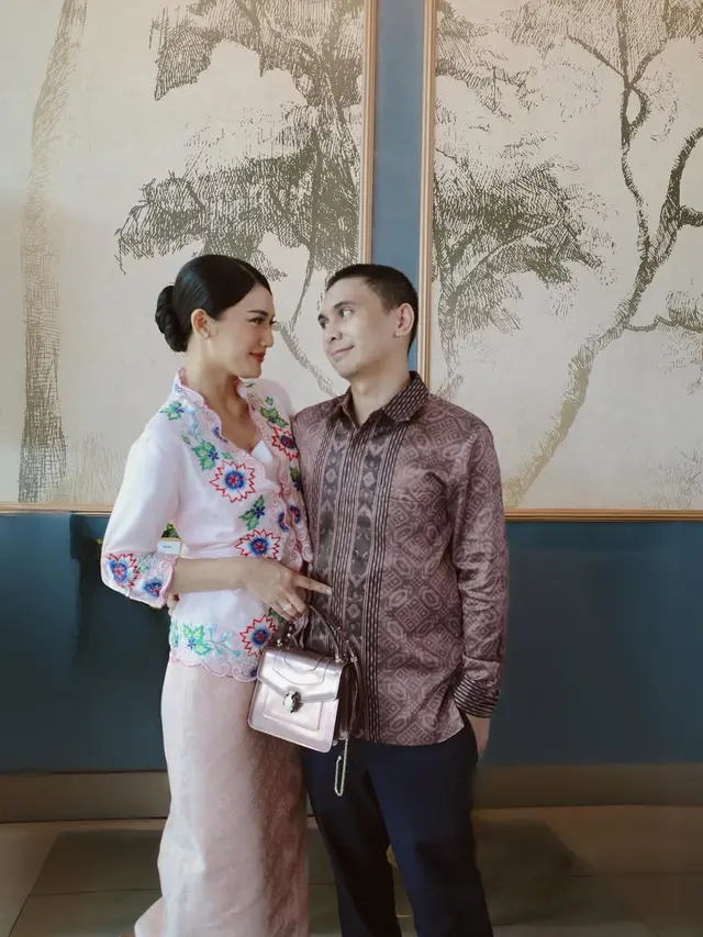 6 Potret Outfit Raditya Dika dan Anissa Aziza di Lamaran Sang Adik Edgar Nasution