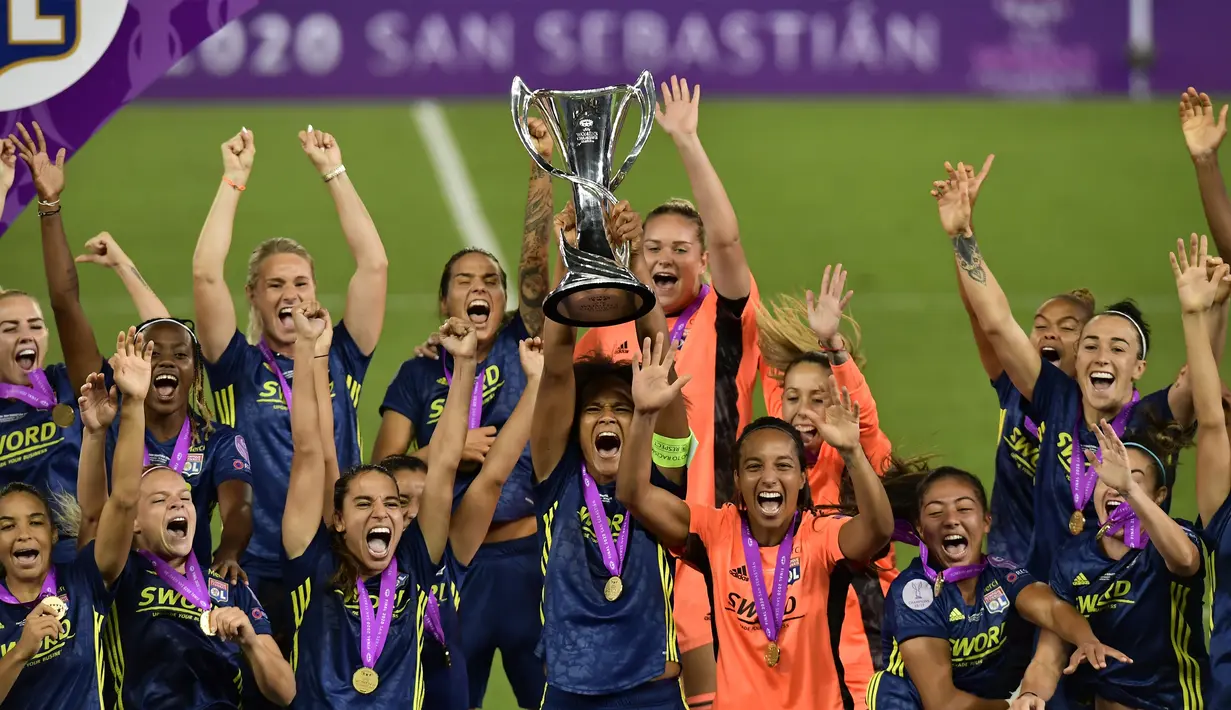 Para pemain Lyon mengangkat trofi juara usai mengalahkan Wolfsburg pada final Liga Champions Wanita di Stadion Anoeta, San Sebastian, Spanyol, Minggu (30/8/2020). Lyon meraih gelar juara Liga Champions Wanita usai mengalahkan Wolfsburg 3-1. (AP PhotoAlvaro Barrientos, Pool)