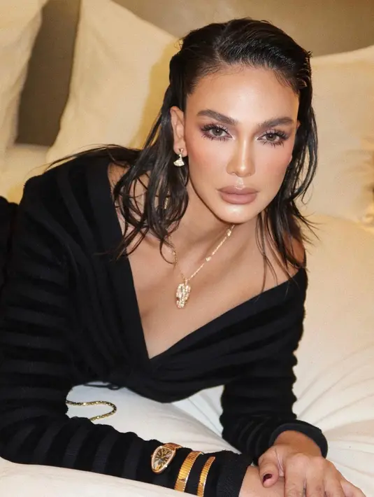 Luna Maya tampil kembali dengan gaya rambut wet look. Tampilan sempurna dan clean untuk makeupnya yang juga super chic bold. [Foto: Instagram/lunamaya]