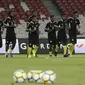 Para pemain Vanuatu melakukan pemanasan saat latihan di SUGBK, Jakarta, Jumat (14/6). Latihan ini persiapan jelang laga persahabatan melawan Timnas Indonesia. (Bola.com/Yoppy Renato)