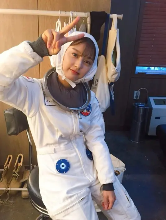 Kim Ji Won tampil beda dan menggemaskan pakai kostum astronaut berwarna putih. [Foto: Instagram/geewonii]