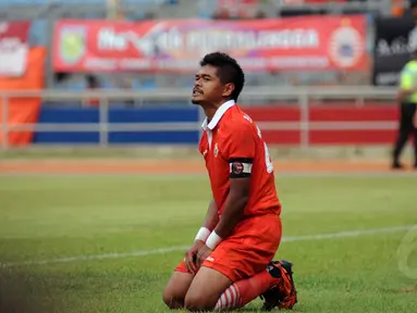 Ekspresi penyerang Persija, Bambang Pamungkas usai gagal memanfaatkan peluang saat berlaga melawan Persela Lamongan di Stadion GBK Jakarta, Minggu (1/3/2015). Persija kalah 0-1 dari Persela. (Liputan6.com/Helmi Fithriansyah)