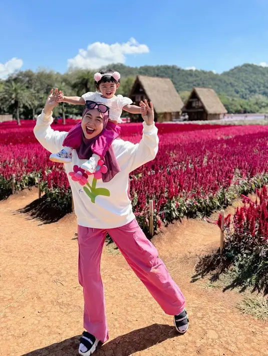 Seperti penampilan Ria Ricis dan Moana kala liburan di Thailand. Mereka tampil dengan busana warna putih dan celana pink yang matching. [@riaricis1795]