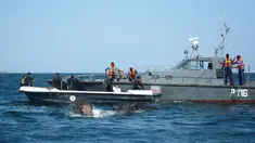 Personel AL Sri Lanka menyelamatkan dua ekor gajah yang hanyut dan nyaris tenggelam di laut satu km dari lepas pantai, Minggu (23/7). Ini adalah upaya penyelamatan gajah dari laut kedua di Sri Lanka dalam dua pekan terakhir. (STR/SRI LANKAN NAVY/AFP)