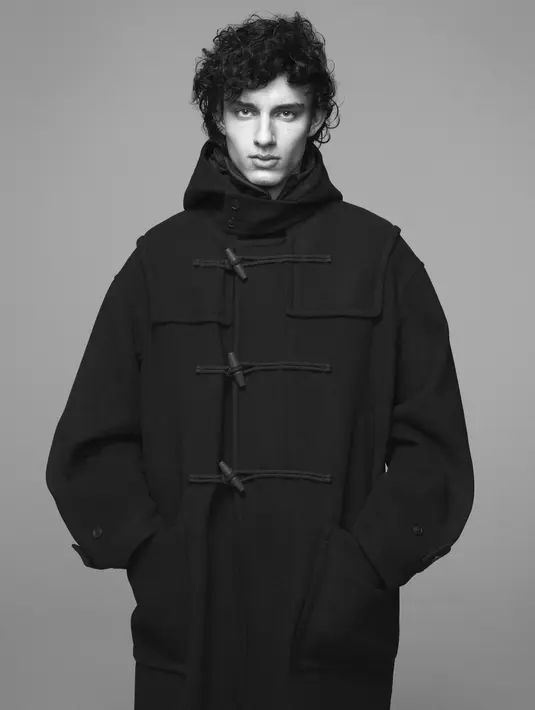 Bagi pria, bisa memadukan Oversized Duffle Coat yang dipadukan dengan Pullover Hoodie dan Tucked Trousers. Tampilan ini memberikan kesan modern namun tetap nyaman.