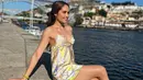 <p>"Mengambil potret di Porto," tulis Cinta Laura dalam bahasa inggris di Instagram. Dirinya tampil seksi mengenakan dress motif pendek serta tak berlengan. Model dress itu memiliki bagian terbuka pada dada. Tak lupa juga, Cinta Laura mengenakan sepatu sneakers putih. (Instagram/claurakiehl)</p>