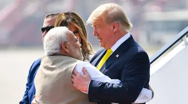 Perdana Menteri India, Narendra Modi (kiri) memeluk Presiden AS Donald Trump saat menyambut kedatangannya di Bandara Internasional Sardar Vallabhbhai Patel di Ahmedabad, Senin (24/2/2020). Trump tiba di India setelah melewati perjalanan panjang selama 17 jam dari Amerika Serikat. (MANDEL NGAN/AFP)