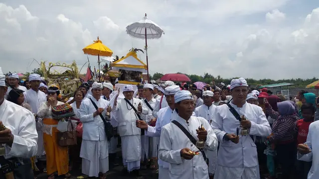 Ritual Melasti di Pantai Paseban Jember