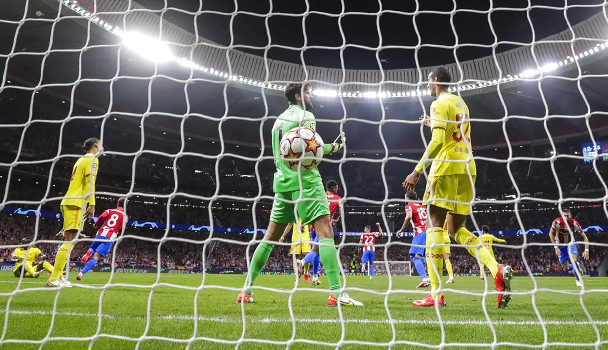 Atletico Madrid mencetak gol ke gawang Liverpool pada pertandingan sepak bola Grup B Liga Champions di Stadion Wanda Metropolitano, Madrid, Spanyol, Selasa (19/10/2021). Liverpool menang 3-2. (AP Photo/Manu Fernandez)