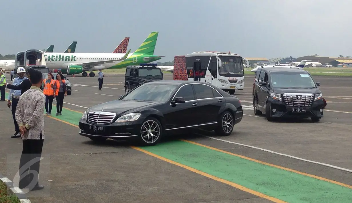 Sejumlah mobil terlihat standby menjelang kedatangan Raja salma di Bandara Halim Perdanakusuma, Jakarta, Rabu (1/3). (Liputan6.com/Fery Pradolo)