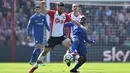 Pemain Southampton, Shane Long (kiri) berebut bola dengan pemain Chelsea, N’Golo Kante pada lanjutan Premier League di St Mary's Stadium, Southampton, (14/4/2018). Chelsea menang 3-2. (AFP/Glyn Kirk)