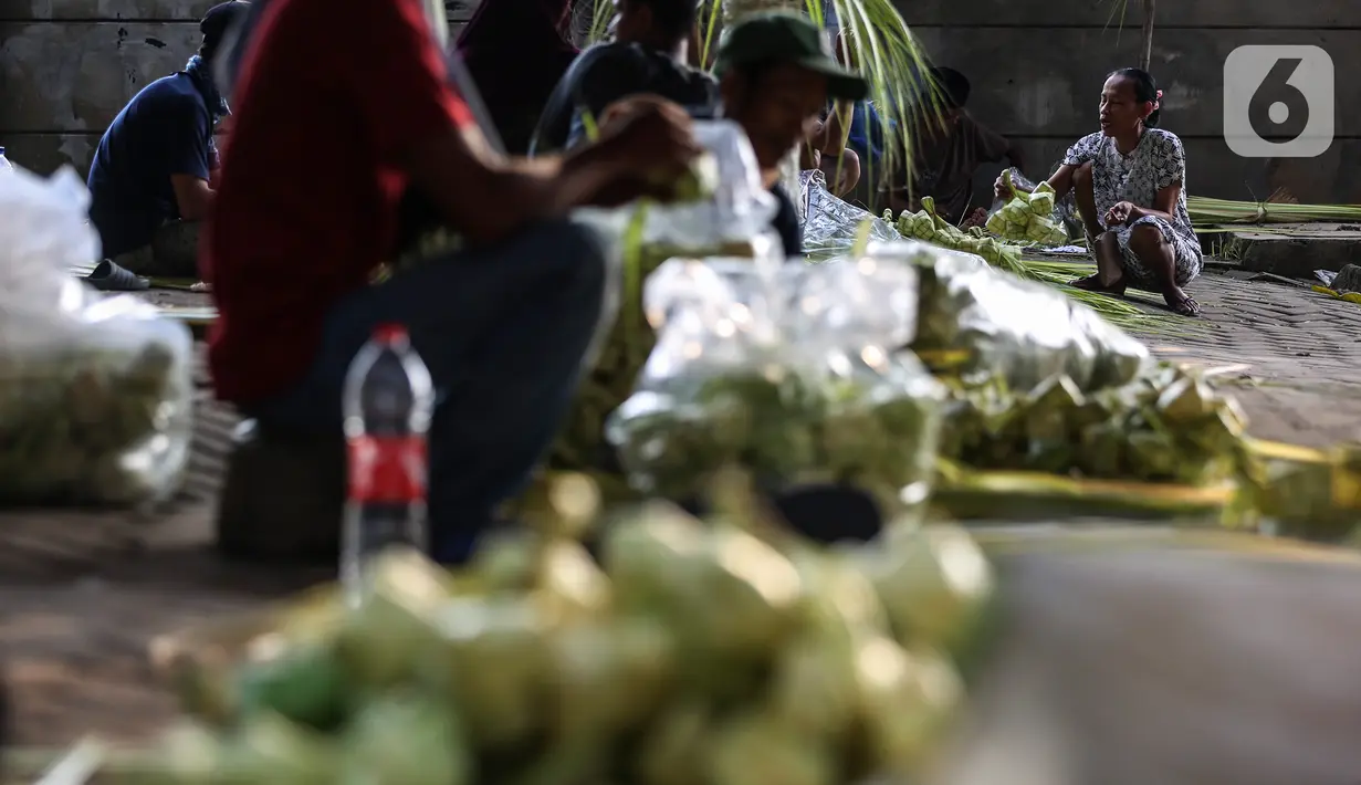 Pedagang musiman melayani pembeli kulit ketupat di bawah kolong jembatan kawasan Pesanggrahan, Jakarta, Jumat (8/7/2022). Kulit ketupat untuk perayaan Idul Adha tersebut dijual dengan harga 10ribu hingga 30ribu rupiah. (Liputan6.com/Johan Tallo)