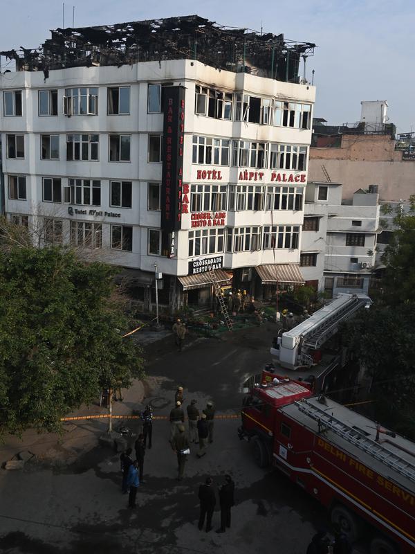 Kondisi Hotel Arpit Palace setelah insiden kebakaran di Distrik Karol Bagh, New Delhi, Selasa (12/2). Insiden itu mengangkat kembali pertanyaan seputar standar keamanan yang buruk yang mengatur hotel-hotel untuk kalangan kurang mampu (Prakash SINGH / AFP)