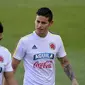 Mantan pemain MU Radamel Falcao bersama James Rodriguez (kanan) dalam kamp latihan timnas Kolombia. (JOSE JORDAN / AFP)