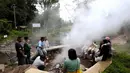 Pengunjung menikmati suasana Kawah Kamojang di Kabupaten Garut, Jawa Barat. (Kapanlagi.com/Budy Santoso)