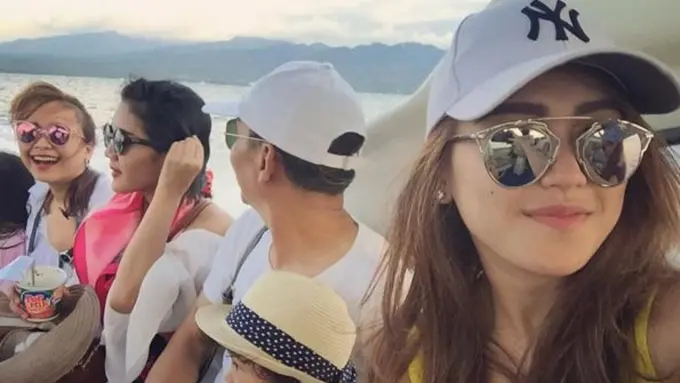Ayu Ting Ting bersama keluarga