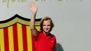 Ivan Rakitic melambaikan tangan kepada puluhan jurnalis dan fotografer yang menunggunya di depan kantor klub, Spanyol, Senin (30/6/14). (AFP PHOTO/Josep Lago)