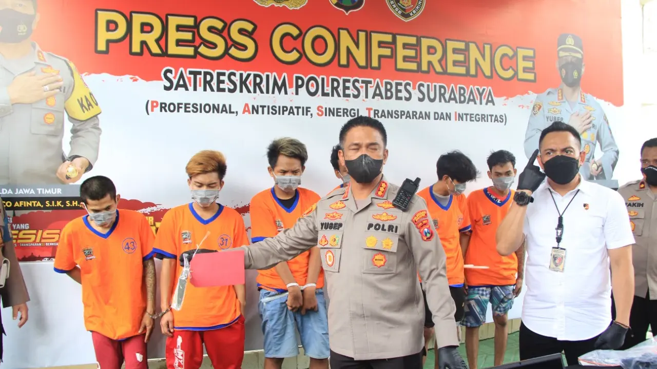 Pelaku kriminal ditangkap di Polrestabes Surabaya. (Dian Kurniawan/Liputan6.com)