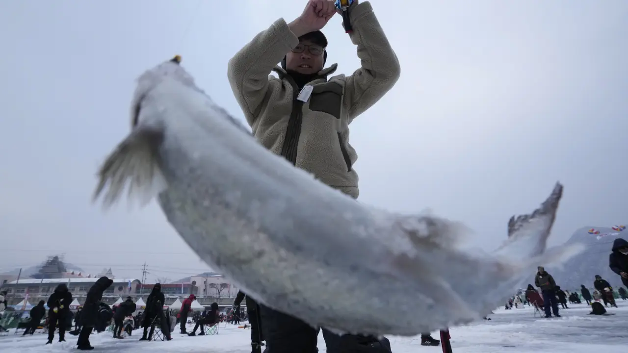 Keseruan Memancing Ikan di Sungai Beku Korea Selatan