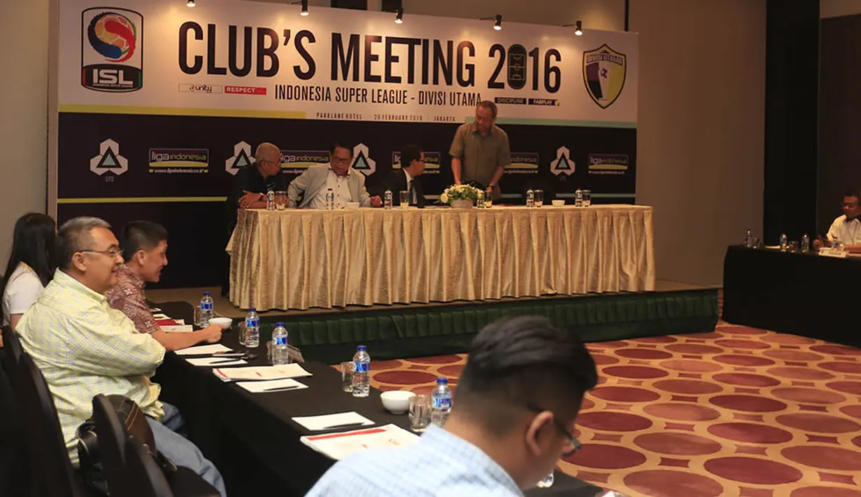 Suasana pertemuan antara klub-klub Indonesia Super League dan Divisi Utama membahas rencana Indonesia Soccer Championship. (Bola.com/Vitalis Yogi Trisna)