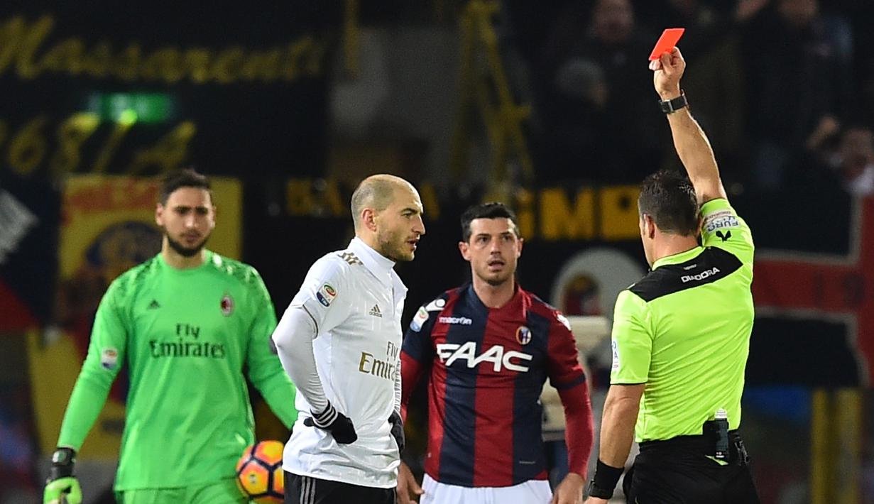 Bek AC Milan, Gabriel Paletta (2kiri) menerima kartu merah dari wasit Daniele Doveri saat melawan Bologna pada lanjutan Serie A di Stadio Renato Dell'Ara, Bologna,  (8/5/2/2017).  MIlan mengan 1-0.  (AFP/Giuseppe Cacace)