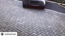 Jadi serba tanggung parkiran di kanan dan kirinya... (Source: Instagram/@widirahman via Instagram/@parkirlobangsat)