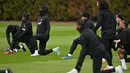 Para pemain Chelsea melakukan pemanasana selama sesi latihan tim di fasilitas pelatihan Chelsea Cobham di Stoke D'Abernon, London (6/3/2023). Duel Chelsea vs Dortmund di leg kedua Liga Champions ini diprediksi akan berjalan sengit. Joao Felix dan kawan-kawan diuntungkan akan bermain di markas sendiri.(AFP/Glyn Kirk)