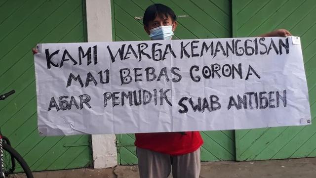 Spanduk pemudik wajib swab antigen