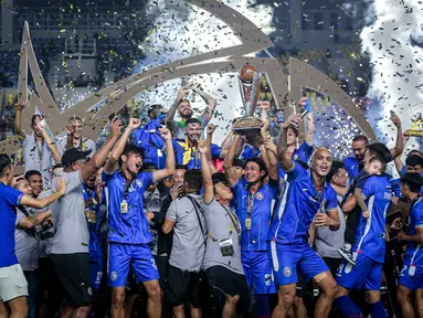 Sejumlah pemain dan ofisial Arema FC merayakan gelar juara Piala Presiden 2024 setelah mengalahkan Borneo FC melalui babak adu penalti 5-4 (1-1) pada laga final yang berlangsung di Stadion Manahan, Solo, Minggu (04/05/2024). Singo Edan menjadi tim tersukses menjuarai Piala Presiden dengan mengoleksi 4 trofi. (Bola.com/Bagaskara Lazuardi)