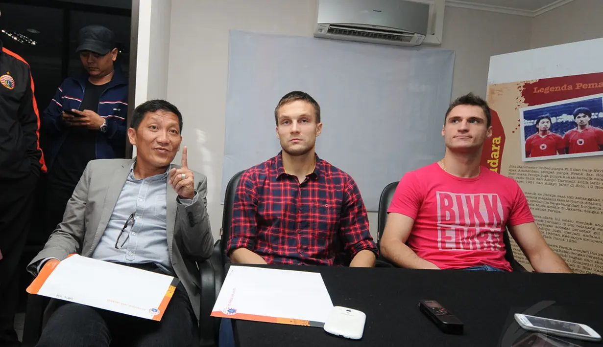 Presiden Persija Jakarta, Ferry Paulus, bersama Martin Vunk dan Yevgeni Kabayev (dari kiri ke kanan) menjawab beberapa pertanyaan wartawan saat jumpa pers usai penandatanganan kontrak di Jakarta, (9/12/2014). (Liputan6.com/Helmi Fithriansyah)