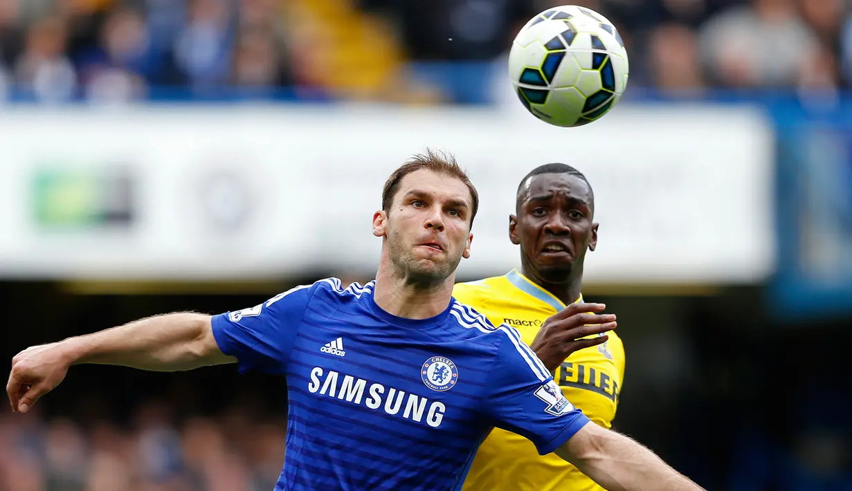 Bek Chelsea, Branislav Ivanovic (kiri) berusaha merebut bola dari kejaran pemain Crystal Palace Yannick Bolasie saat Laga Liga Premier Inggris di Stamford Bridge, Minggu (3/5/2015). Chelsea menang 1-0 atas Crystal Palace. (Reuters/Carl Recine)