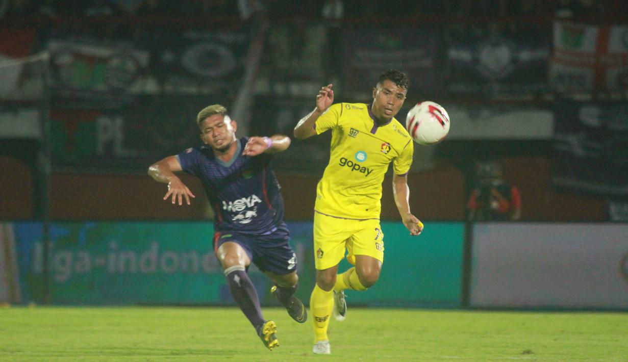 Bek Persik Kediri, Risna Prahalabenta, berebut bola dengan bek Persita Tangerang, Zikri Akbar, pada laga final Liga 2 di Stadion Kapten I Wayan Dipta, Bali, Senin (25/11), Persik menang 3-2 atas Persita. (Bola.com/Gatot Susetyo)