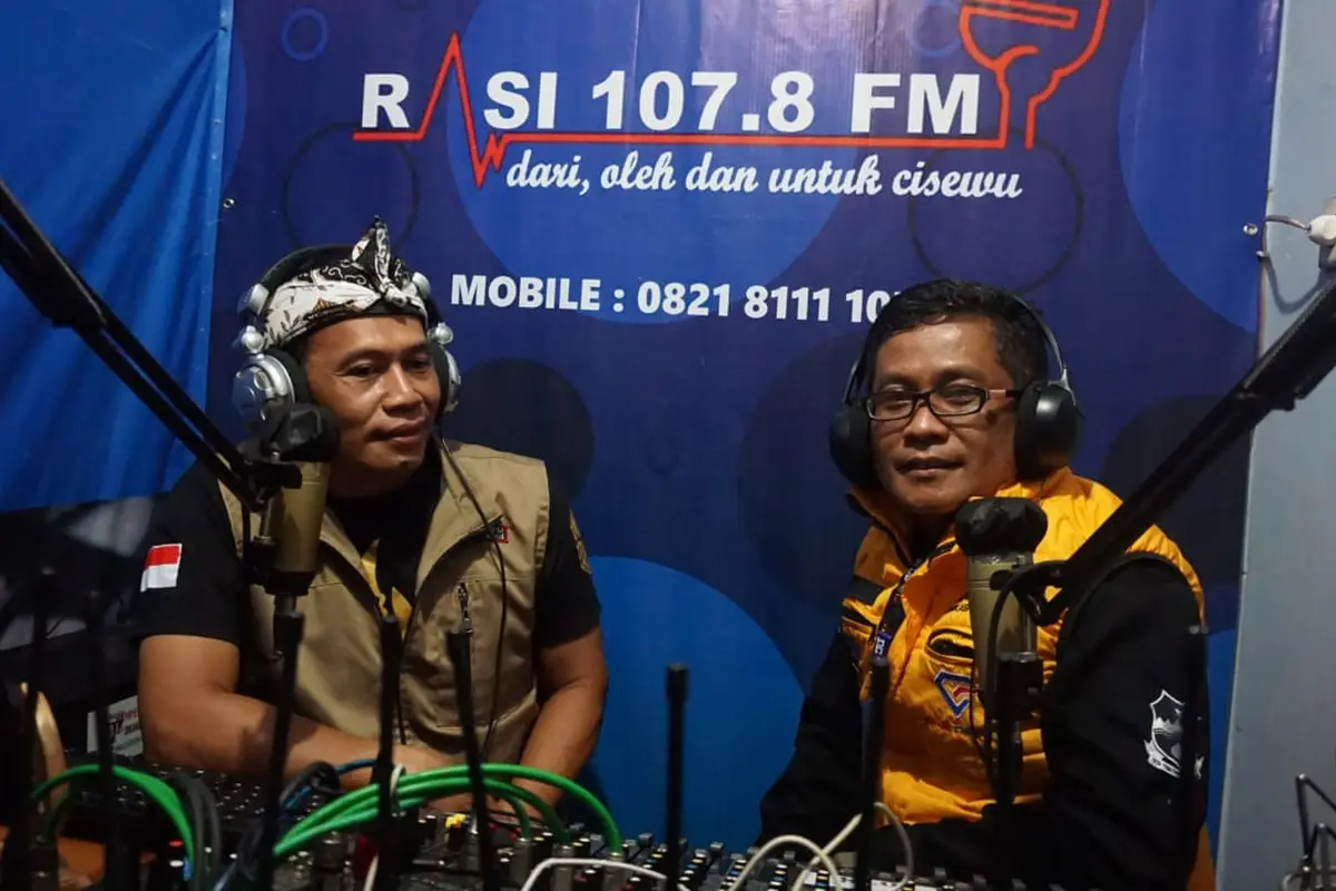 Latif Rohyana, 45 tahun, salah satu pendiri Radio Rasi bersama Kepala Seksi Kemitraan Informasi Publik, Dinas Komunikasi dan Informatika Garut Yanyan Agus Supianto dalam salah satu kegiatan on air radio.