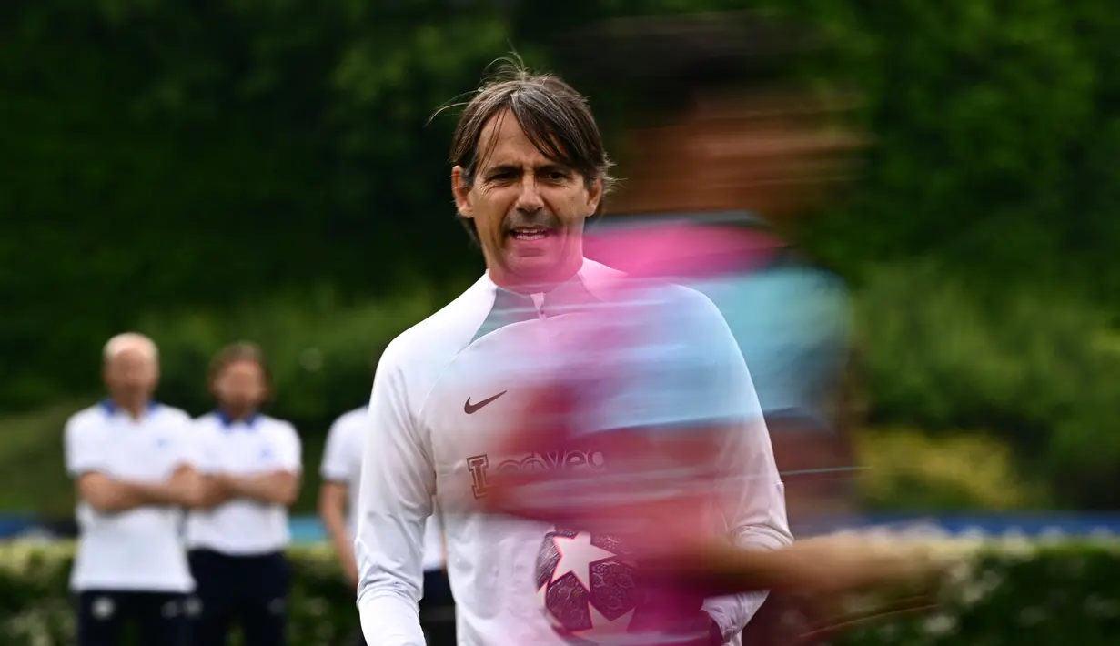 Pelatih Inter Milan, Simone Inzaghi menyaksikan pemainnya berlari selama sesi latihan tim  di tempat latihan klub di Appiano Gentile, utara Milan, pada 5 Juni 2023. (AFP/Gabriel Bouys)