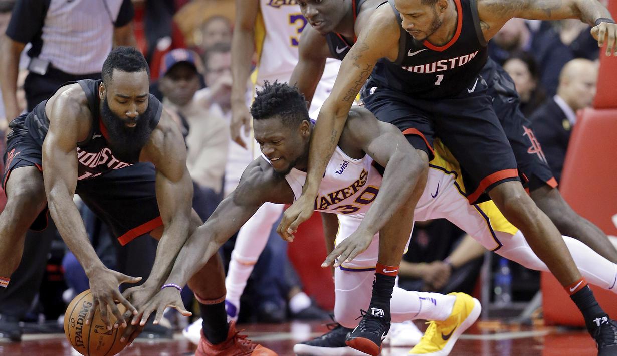 Pemain Houston Rockets, James Harden (13) berebut bola dengan pemain Lakers, Julius Randle (30) pada lanjutan NBA basketball game di Toyota Center, Houton, (31/12/2017). Rockets menang 148-142. (AP/Michael Wyke)