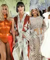 Red carpet Met Gala tidak hanya jadi panggung bagi pasangan selebriti, juga ibu dan anak. Seperti Beyonce-Blue Ivy, Kate Moss-Lilly Moss, hingga Kris Jenner-Kim Kardashian [Photo by Jamie McCarthy / GETTY IMAGES NORTH AMERICA / Getty Images via AFP dan @kimkardashian]