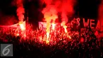 Pendukung tim Maung Bandung menyalakan suar saat merayakan kemenangan Persib atas Mitra Kukar 3-1 di Stadion Si Jalak Harupat, Sabtu (10/10/2015). Persib lolos ke final Piala Presiden 2015 dengan agregat 3-2. (Liputan6.com/Helmi Fithriansyah)
