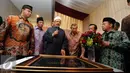 Grand Sheikh Al Azhar, Ahmed Al-Thayyeb (tengah) menjawab pertanyaan saat berkunjung ke Pusat Studi Al Quran di Pondok Cabe, Tangerang, Selasa (23/2/2016). Ahmed Al-Thayyeb melakukan kunjungan 4 hari di Indonesia. (Liputan6.com/Helmi Fithriansyah)