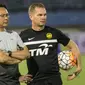 Pelatih timnas Malaysia, Ong Kim Swee, memantau latihan anak asuhnya jelang laga ujicoba melawan Indonesia. (Bola.com/Vitalis Yogi Trisna)