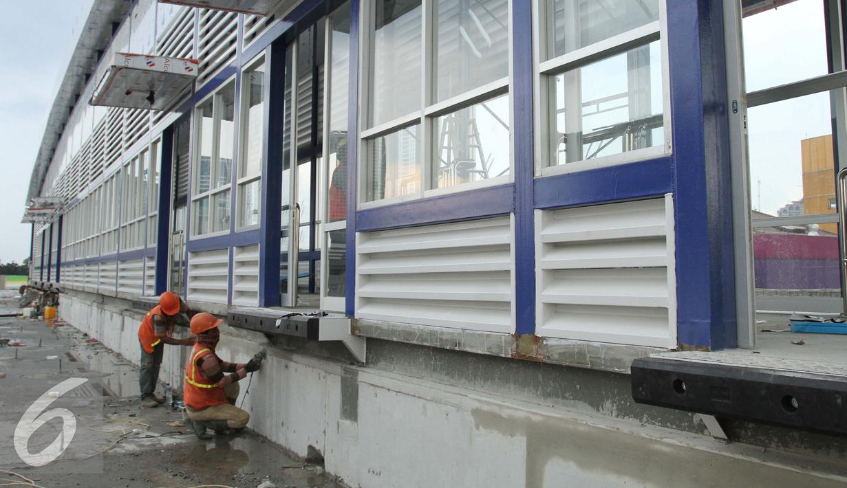 Pekerja menyelesaikan pembangunan halte Transjakarta Koridor XIII Ciledug-Tendean di kawasan Mayestik Jl. Kyai Maja, Jakarta Selatan, Rabu (2/11). Halte tersebut menghubungkan Transjakarta dengan halte pemberhentian bus. (Liputan6.com/Gempur M. Surya)