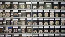 Koleksi otak manusia yang diawetkan di Museum Neuropatologi, di Rumah Sakit Santo Toribio de Mogrovejo, Lima, Peru (16/11). RS ini menyimpan sekitar 290 otak manusia yang dapat dilihat langsung sebagai bahan pembelajaran. (AFP Photo/Ernesto Benavides)