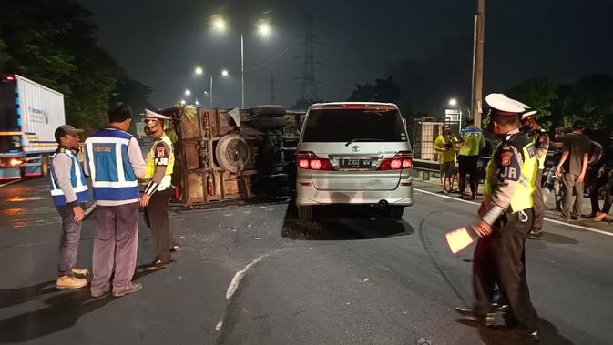 Petugas mengevakuasi kendaraan yang terlibat kecelakaan beruntun di Km 51 Tol Lingkar Luar Jakarta. (Dok Kepolisian)