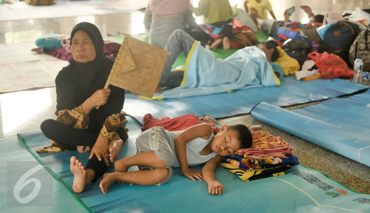 Tercatat pada Senin siang, pengungsi di Masjid Universitas Borobudur berjumlah sekitar 337, namun menjelang sore jumlah pengungsi lebih dari 400 jiwa, Jakarta, Senin (20/2). (Liputan6.com/Yoppy Renato)