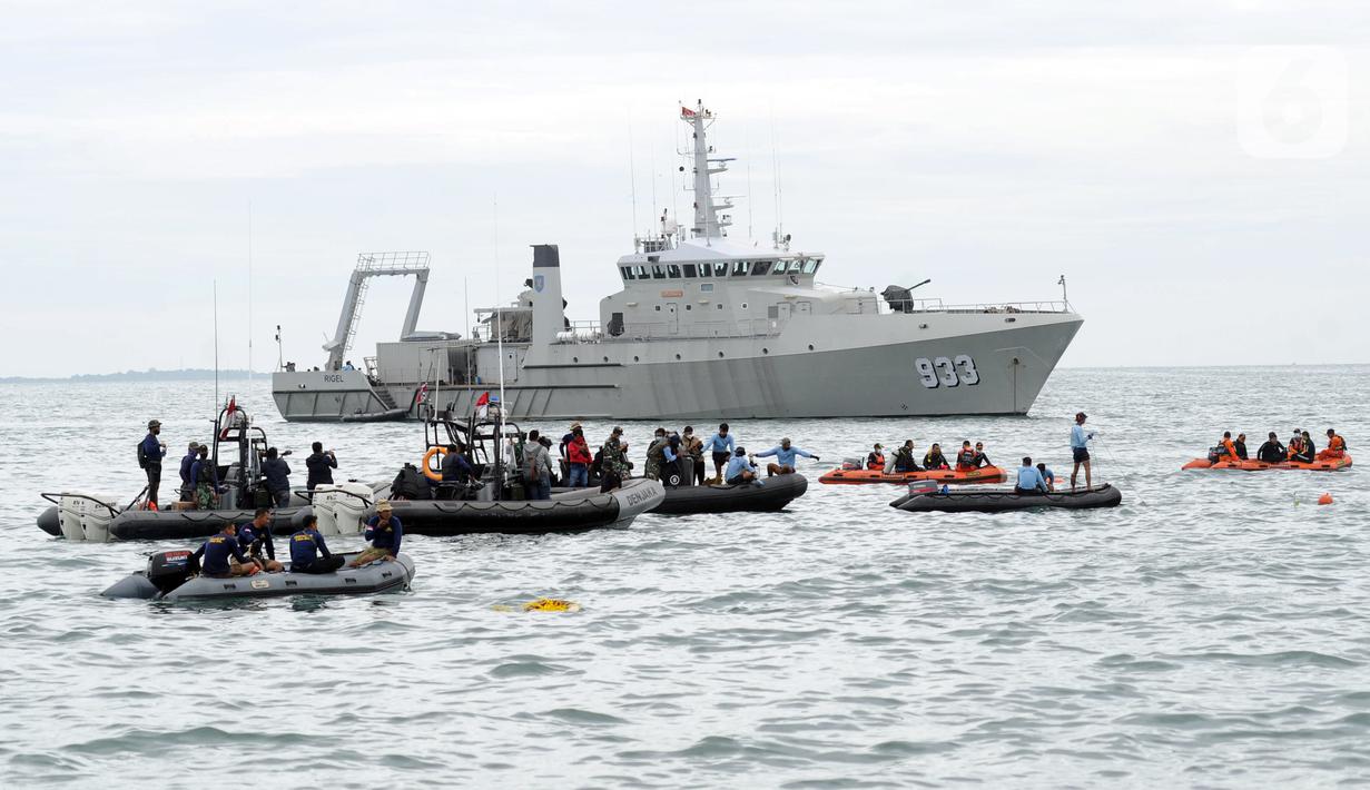 Suasana saat tim SAR mengevakuasi bagian tubuh penumpang pesawat Sriwijaya Air SJ 182 di perairan Kepulauan Seribu, Jakartra, Minggu (10/1/2021). Sriwijaya Air SJ 182 hilang kontak dalam penerbangan dari Jakarta menuju Pontianak. (merdeka.com/Arie Basuki)